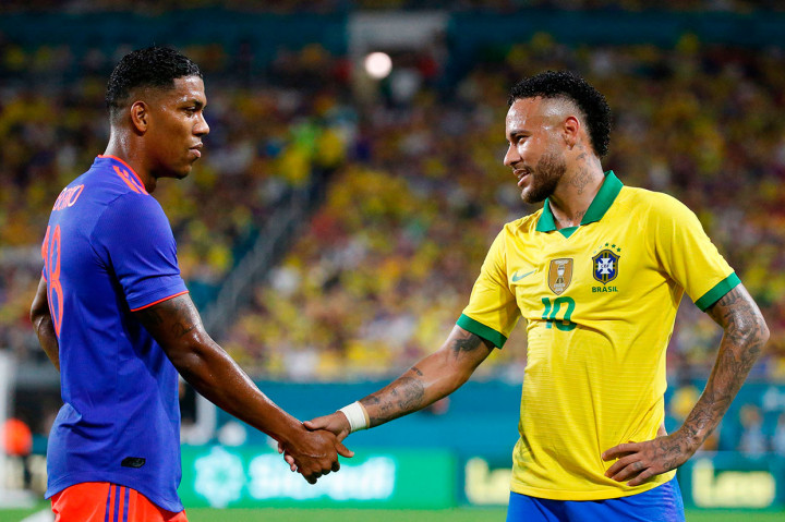 Neymar berjabat tangan dengan pemain depan Kolombia Orlando Berrio setelah laga berakhir.