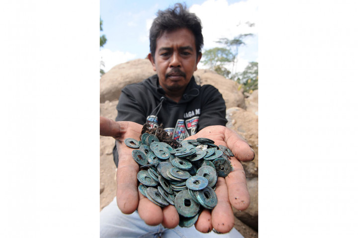 Warga menunjukkan temuan koin kuno di Sidomuluk, Tlogowatu, Kemalang, Klaten, Jawa Tengah, Sabtu, 7 September 2019. 