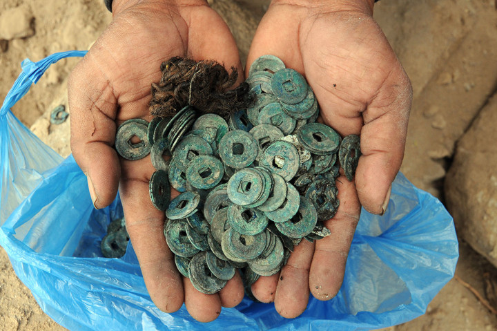 Berdasarkan data pengamatan Dinas Pariwisata Pemuda Kebudayaan dan Olahraga Kabupaten Klaten, temuan koin kuno yang berada di area penambang pasir lereng gunung Merapi tersebut diperkirakan salah satu peninggalan Dinasti Sung pada abad ke-X.