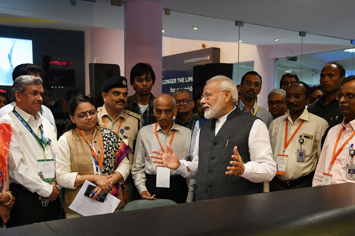 Perdana Menteri India Narendra Modi menghibur para ilmuwan Organisasi Penelitian Antariksa India (ISRO) di kantor pusat ISRO di Bangalore, setelah pesawat luar angkasa Chandrayaan-2 hilang kontak sesaat sebelum mendarat di Bulan, Sabtu, 7 September 2019.