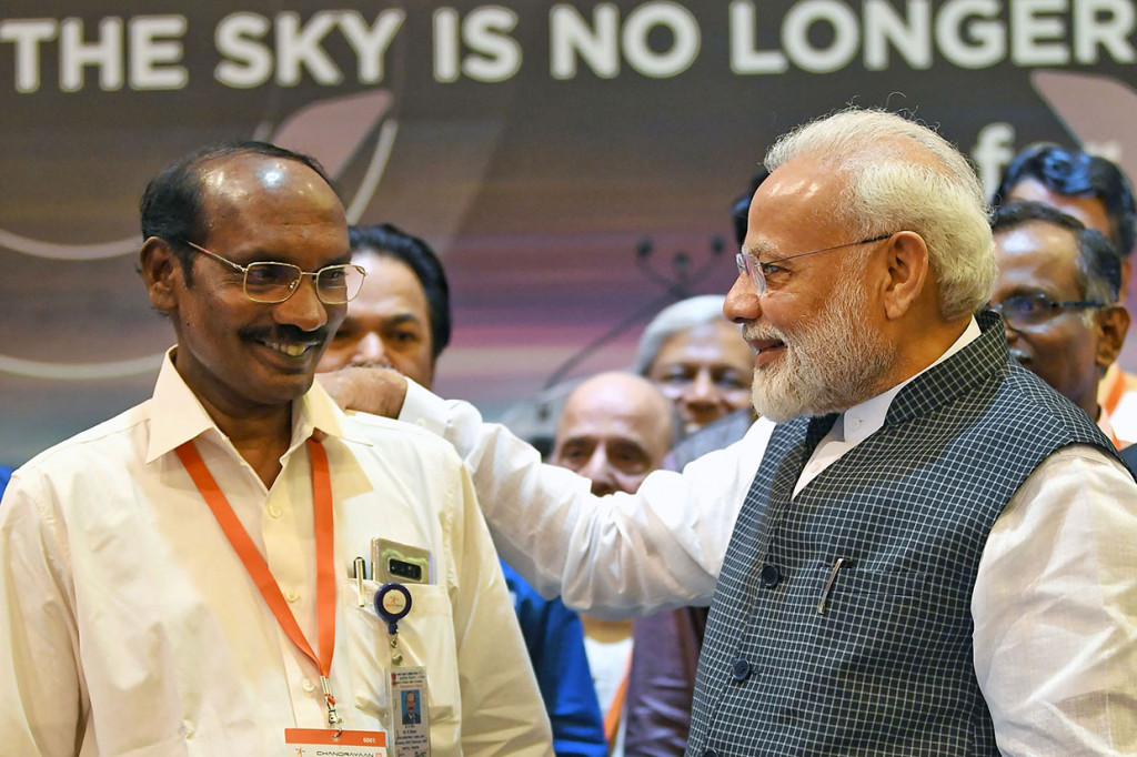 Setelah beberapa menit yang menegangkan ketika waktu pendaratan yang diharapkan tiba, Kepala ISRO Kailasavadivoo Sivan menyatakan bahwa komunikasi dengan Chandrayaan-2 telah hilang saat berada 2,1 km di atas permukaan bulan.