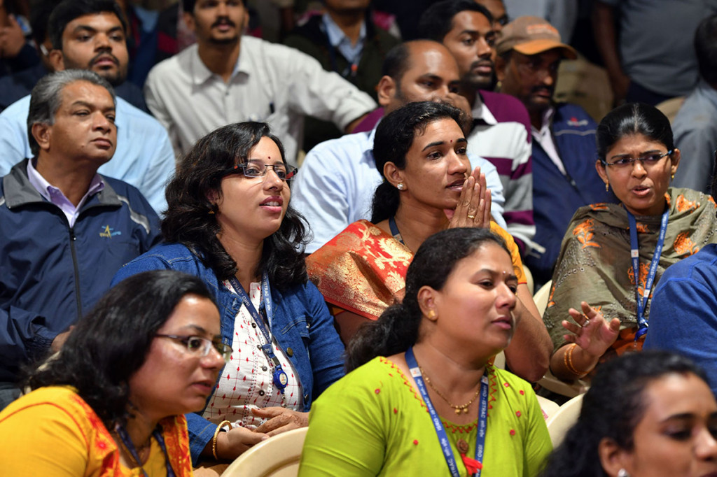 Suasana tegang menghinggapi para ilmuwan yang berada di ruang pusat kendali Organisasi Penelitian Luar Angkasa India (ISRO) di Kota Bangalore, menjelang proses pendaratan Chandrayaan-2 di Bulan.