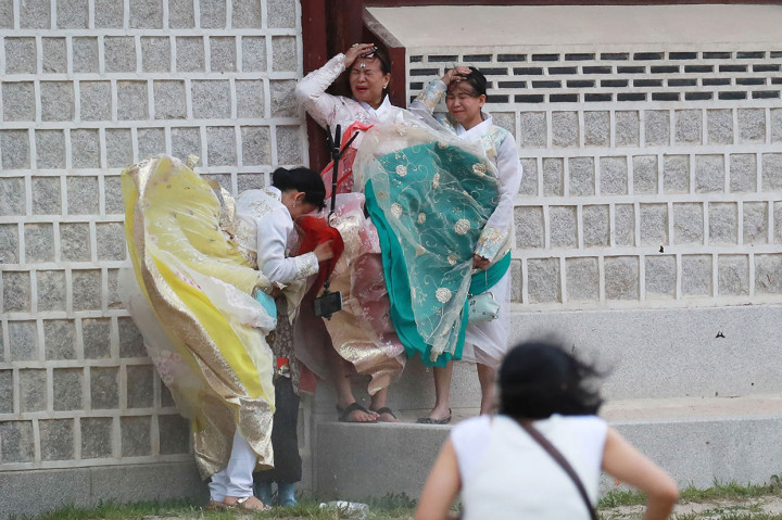 Sementara taman umum dan kebun binatang ditutup untuk akhir pekan setelah hujan lebat dan angin kencang.
