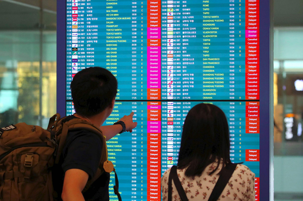 Topan Lingling juga membuat lebih dari 230 penerbangan dibatalkan dan pemadaman listrik di lebih dari 30 ribu rumah juga telah dilaporkan.