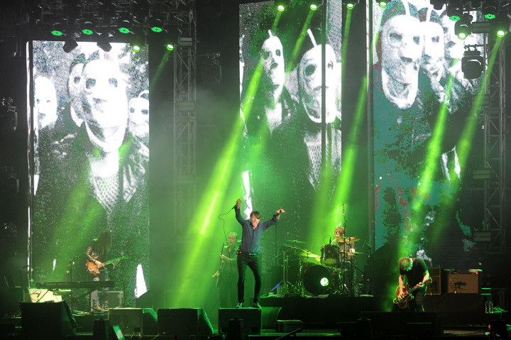 Kelompok musik asal Inggris Suede menghibur penonton saat tampil dalam Soundrenaline 2019 di Garuda Wisnu Kencana, Badung, Bali. 
