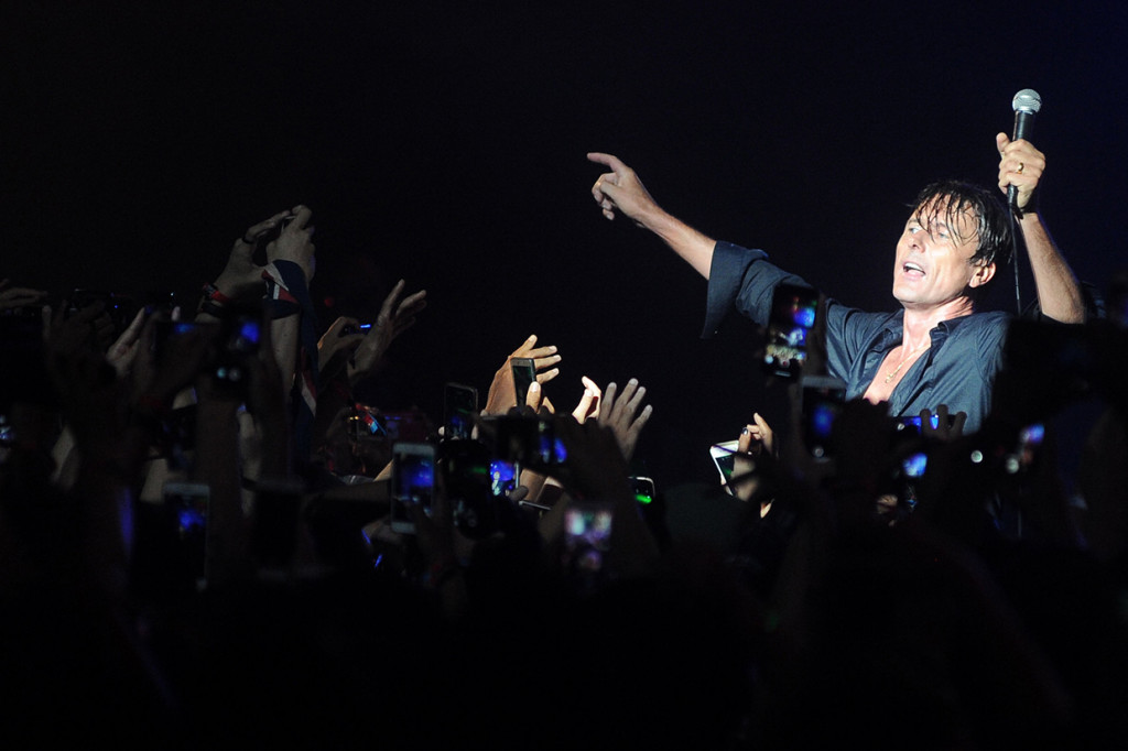 Dalam penampilannya, Suede membawakan sejumlah lagu seperti Beautiful Ones, Trash dan Saturday Night.