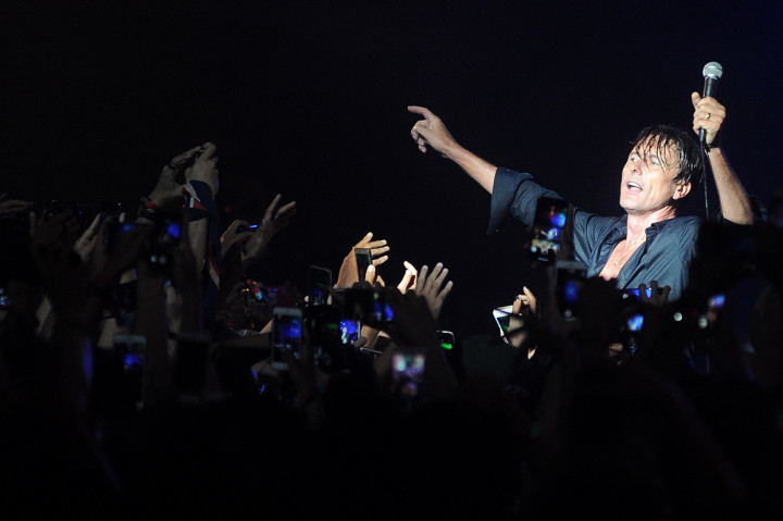 Dalam penampilannya, Suede membawakan sejumlah lagu seperti Beautiful Ones, Trash dan Saturday Night.