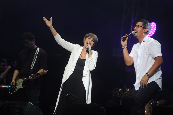 Personel kelompok musik Maliq & D'Essentials Rivani Indriya (tengah) dan Angga Puradiredja (kanan) menghibur penonton saat tampil dalam Soundrenaline 2019 di Garuda Wisnu Kencana, Badung, Bali.
