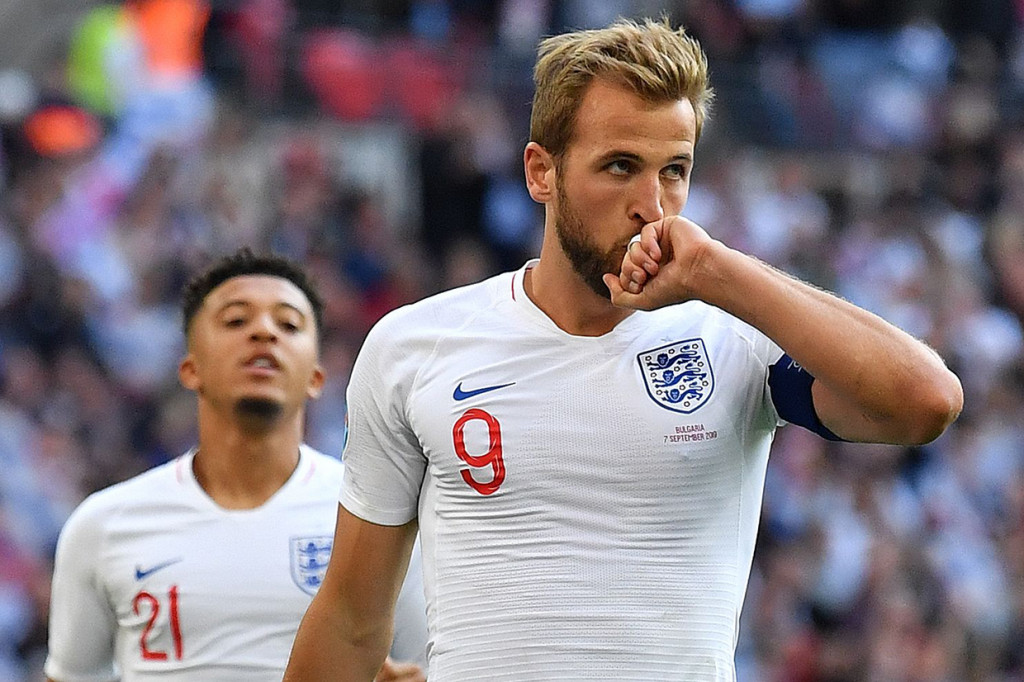 Keran gol Inggris di laga ini dibuka oleh striker Harry Kane. Berawal dari umpan terukur Raheem Sterling, Kane menyepak bola dengan kaki kanannya ke gawang Bulgaria pada menit ke-24.