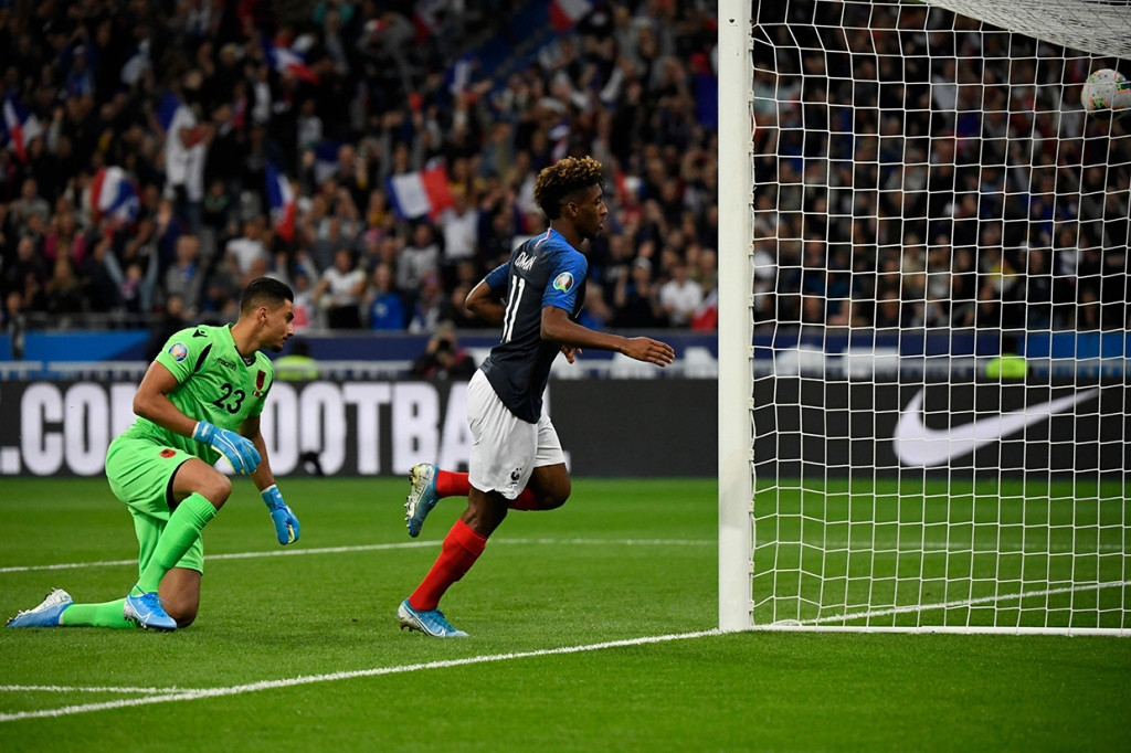 Perancis mampu unggul 2-0 di babak pertama. Dua gol dilesakkan Kingsley Coman dan Olivier Giroud. AFP Photo/Lionel Bonaventure