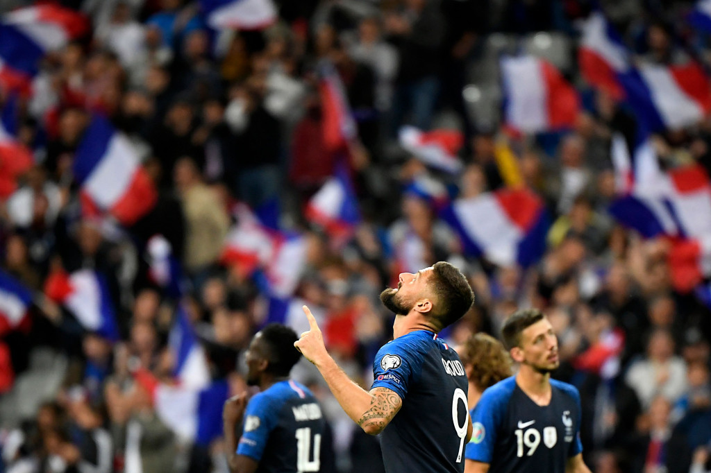 Olivier Giroud melakukan selebrasi usai mencetak gol ke gawang Albania. AFP Photo/Lionel Bonaventure