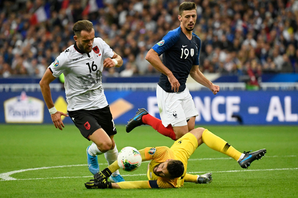 Albania memperkecil ketertinggalan lewat eksekusi penalti Sokol Cikalleshi, menjadikan skor akhir 4-1 untuk kemenangan Les Bleus. AFP Photo/Lionel Bonaventure
