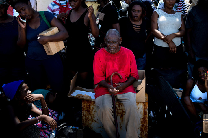 Mereka yang selamat menunggu berita tentang orang-orang terkasih.