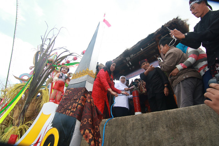 Gubernur Jawa Timur Khofifah Indar parawansa (kedua kiri) didampingi Bupati Banyuwangi Abdullah Azwar Anas (kanan) melepas acara tradisi petik laut pancer di Banyuwangi, Jawa Timur.