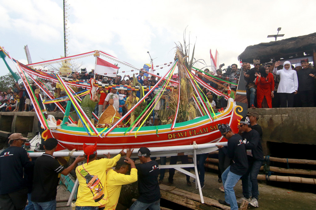Tradisi Petik Laut yang digelar oleh nelayan setempat pada bulan Suro (penanggalan Jawa) itu, sebagai permohonan kepada Tuhan agar hasil tangkapan melimpah serta diberi keselamatan saat berlayar mengarungi lautan. 