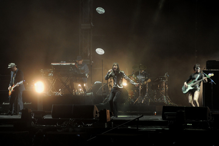 Band yang dimotori Bobby Gillespie itu membius pendengar dengan musik rock yang jadi ciri khas. 