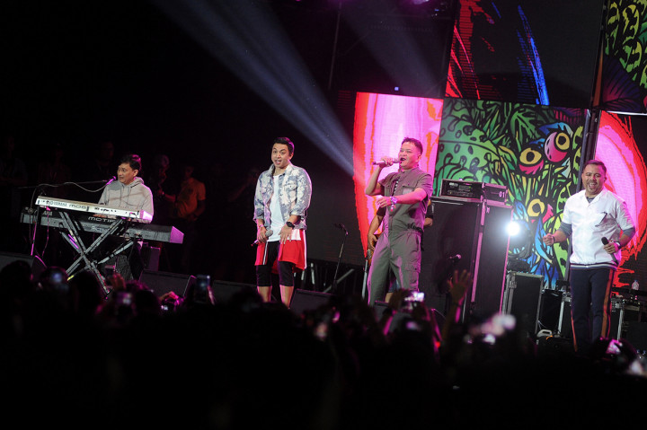 Personel kelompok musik Kahitna Hedi Yunus (kedua kanan), Mario Ginanjar (kedua kiri), Carlo Saba (kanan) dan Yovie Widianto (kiri) menghibur penonton saat tampil dalam Soundrenaline 2019 di Garuda Wisnu Kencana, Badung, Bali. Selain Kahitnya, Soundrenaline 2019 di malam hari dimeriahkan dengan Barasuara, Kunto Aji dan Danilla.