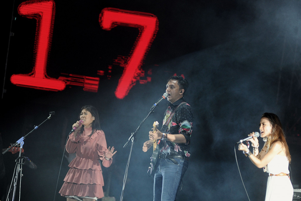 Personel kelompok musik Barasuara, Iga Massardi (tengah), Asteriska (kanan) dan Puti Chitara (kiri) menghibur penonton saat tampil dalam Soundrenaline 2019 di Garuda Wisnu Kencana, Badung, Bali.
