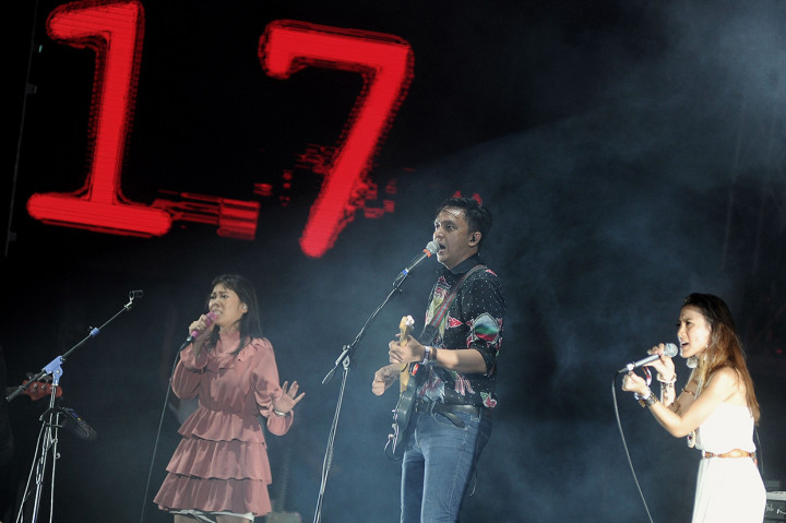 Personel kelompok musik Barasuara, Iga Massardi (tengah), Asteriska (kanan) dan Puti Chitara (kiri) menghibur penonton saat tampil dalam Soundrenaline 2019 di Garuda Wisnu Kencana, Badung, Bali.
