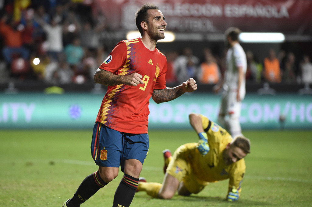 Paco Alcacer melakukan selebrasi usai mencetak gol ke gawang Kepulauan Faroe di laga Kualifikasi Piala Eropa 2020 di Stadion El Molinon.