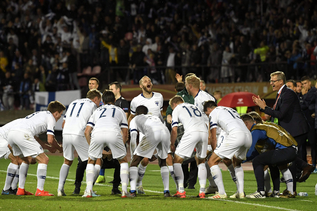 Teemu Pukki bersama pemain Timnas Finlandia melakukan selebrasi setelah menyamakan skor menjadi 1-1.
