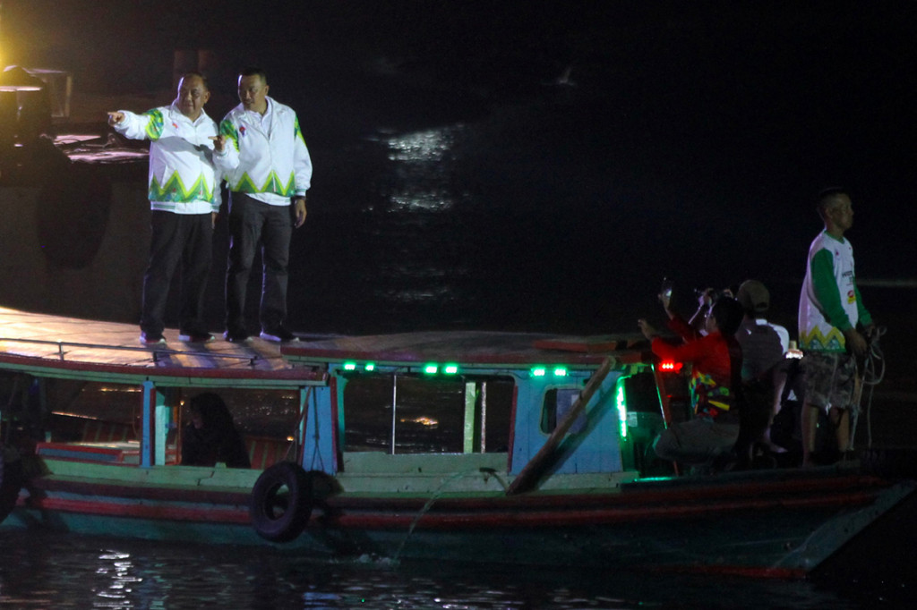 Menteri Pemuda dan Olahraga Indonesia Imam Nahrawi (kanan) bersama Ketua Umum KONI Pusat Marciano menaiki kelotok (perahu bermesin) menuju panggung saat puncak acara Hari Olahraga Nasional (Haornas) ke-36 di Siring Menara Pandang Banjarmasin. Haornas ke-36 tahun 2019 bertema Ayo Olahraga Dimana Kapan Saja tersebut sebagai momentum kebangkitan olah raga di Indonesia.