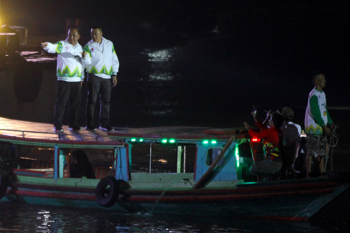 Menteri Pemuda dan Olahraga Indonesia Imam Nahrawi (kanan) bersama Ketua Umum KONI Pusat Marciano menaiki kelotok (perahu bermesin) menuju panggung saat puncak acara Hari Olahraga Nasional (Haornas) ke-36 di Siring Menara Pandang Banjarmasin. Haornas ke-36 tahun 2019 bertema Ayo Olahraga Dimana Kapan Saja tersebut sebagai momentum kebangkitan olah raga di Indonesia.