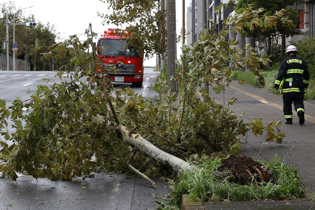 Topan Faxai memicu peringatan evakuasi bagi puluhan ribu warga, dan juga membuat aliran listrik serta transportasi di area Tokyo dan sekitarnya terganggu.