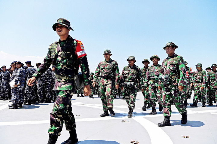 Prajurit TNI AL bersiap mengikuti apel kesiapan di gladak heli KRI Makassar untuk Latihan Gabungan TNI di Dermaga Ujung Koarmada II, Surabaya, Jawa Timur.