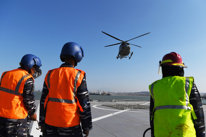 Helikopter AS 565MBe Panther TNI AL mendarat di geladak heli KRI Makassar ketika akan mengikuti Latihan Gabungan TNI di Selat Madura, Jawa Timur.