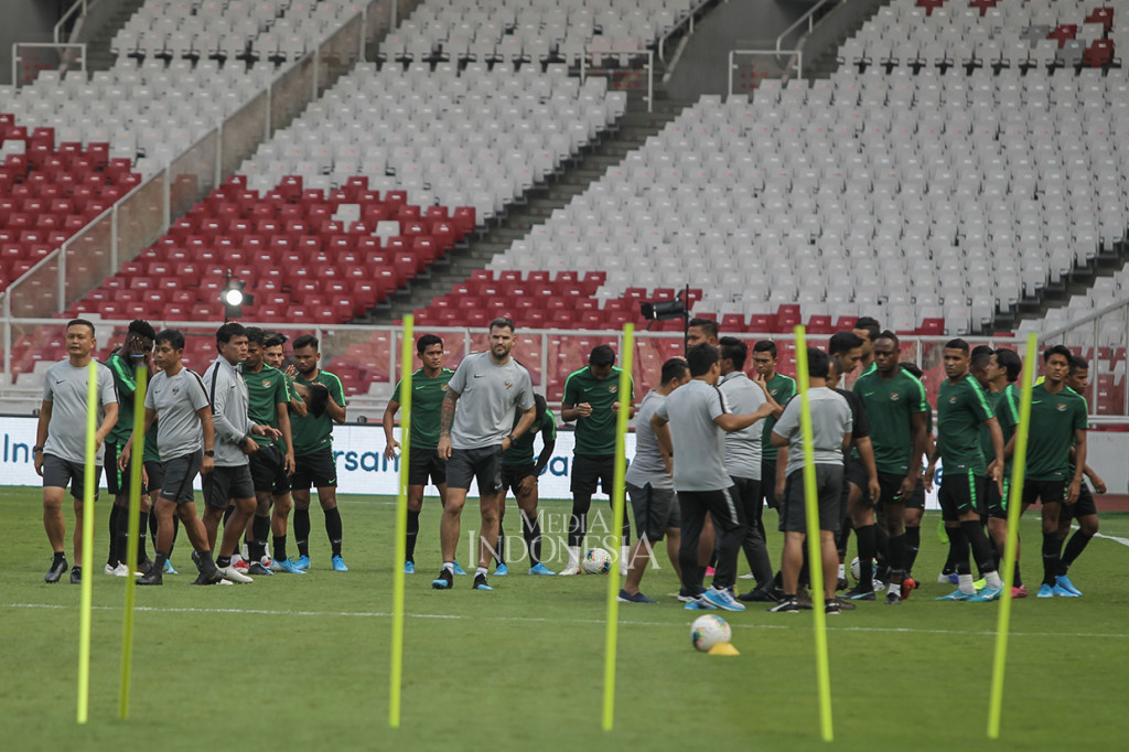 Pelatih timnas Indonesia Simon McMenemy (tengah) memimpin sesi latihan resmi di Stadion Utama Gelora Bung Karno, Senayan, Jakarta.