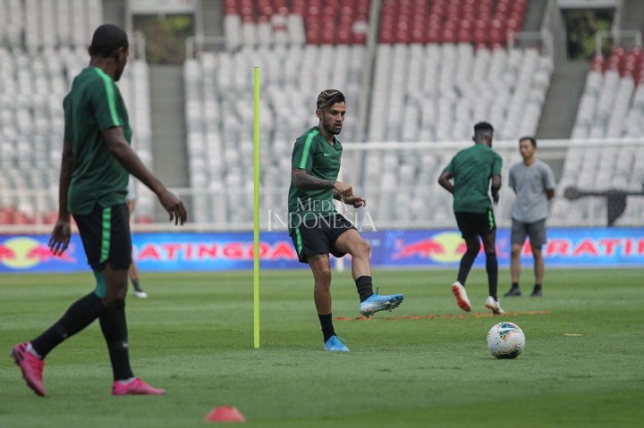 Pemain tengah timnas Indonesia Stefano Lilipaly (kedua kanan) mengikuti sesi latihan resmi di Stadion Utama Gelora Bung Karno, Senayan, Jakarta.