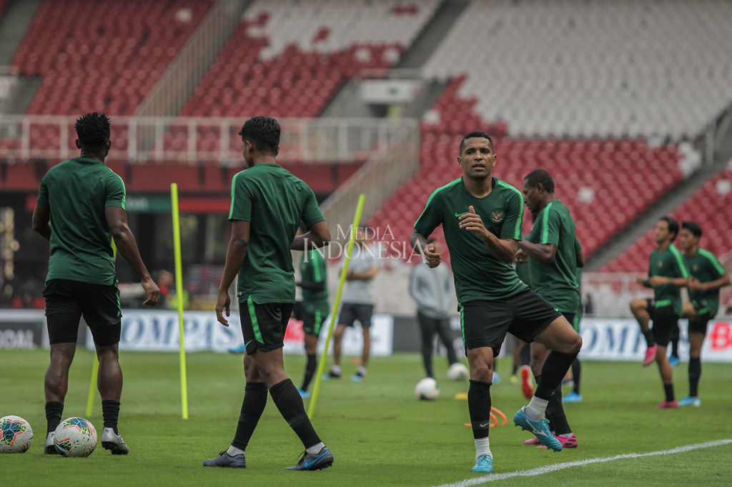 Pemain depan timnas Indonesia Alberto Goncalves (tengah) mengikuti sesi latihan resmi di Stadion Utama Gelora Bung Karno, Senayan, Jakarta.