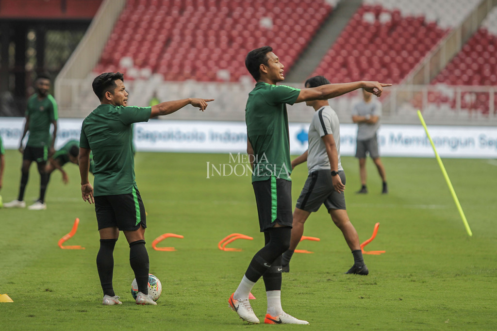 Pemain timnas Indonesia Andik Vermansah (kiri) dan Hansamu Yama (kanan) mengikuti sesi latihan resmi di Stadion Utama Gelora Bung Karno, Senayan, Jakarta.