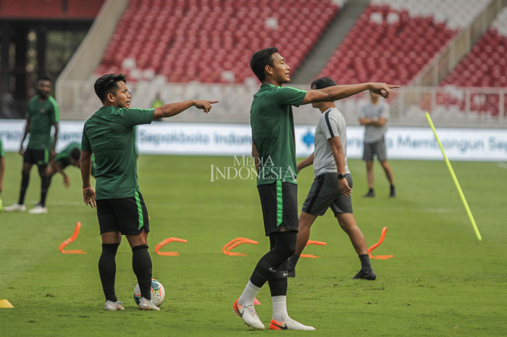 Pemain timnas Indonesia Andik Vermansah (kiri) dan Hansamu Yama (kanan) mengikuti sesi latihan resmi di Stadion Utama Gelora Bung Karno, Senayan, Jakarta.