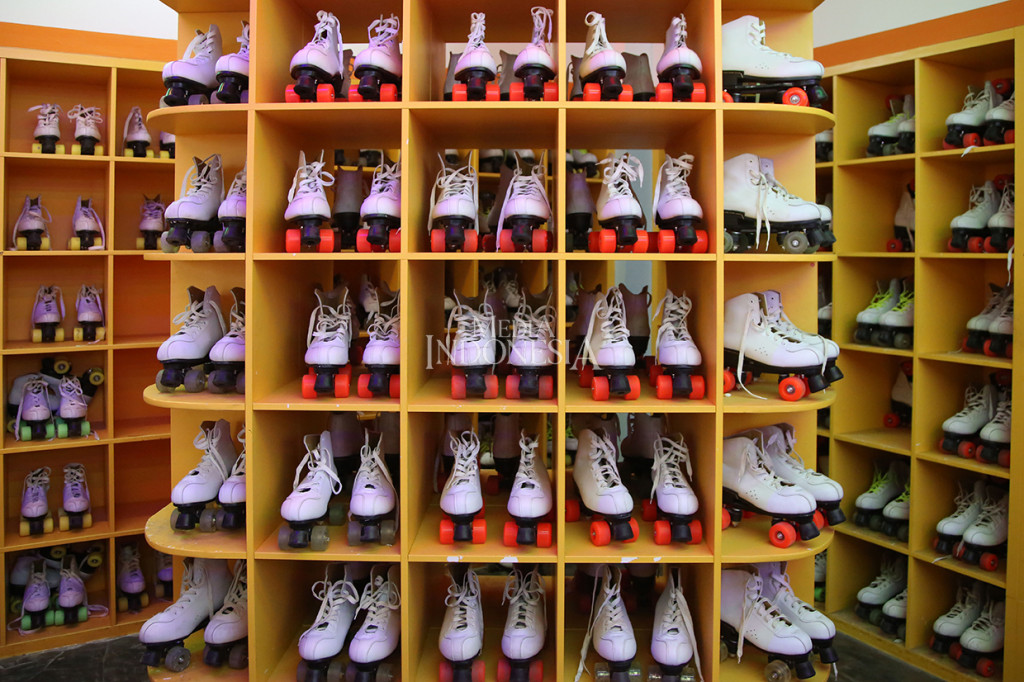 Biaya tiket masuk sudah termasuk fasilitas sepasang sepatu dengan 4 roda seimbang yang membuat setiap pengunjungnya tak perlu khawatir terjatuh. Untuk ukuran, pengunjung bisa memilih mulai dari 30 hingga 45.