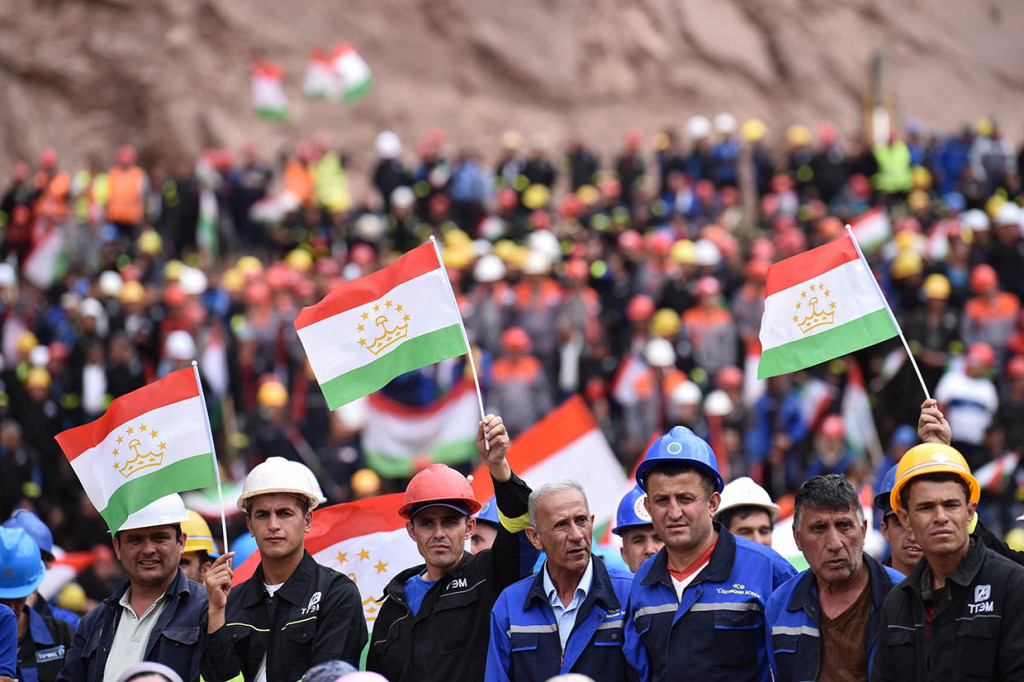 Para pekerja dan warga menyaksikan pidato Presiden Tajikistan Emomali Rahmon saat peresmian pengoperasian turbin kedua Pembangkit Listrik Tenaga Air (PLTA) Rogun, Tajikistan.