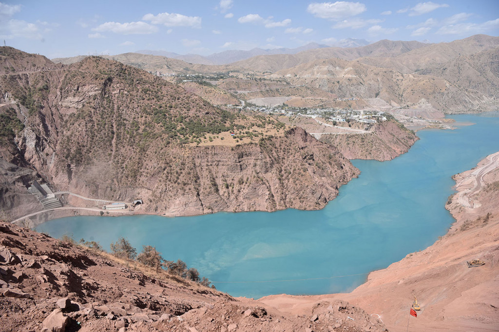 Suasana bendungan Rogun yang merupakan salah satu Pembangkit Listrik Tenaga Air (PLTA) di Rogun, Tajikistan.