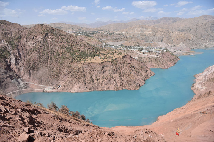 Suasana bendungan Rogun yang merupakan salah satu Pembangkit Listrik Tenaga Air (PLTA) di Rogun, Tajikistan.