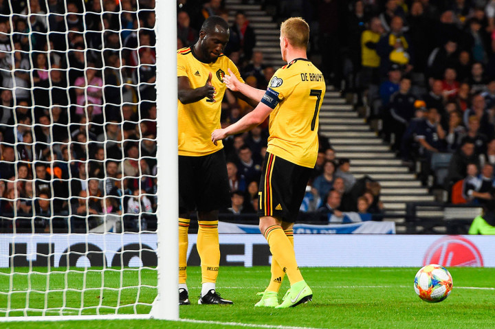 Romelu Lukaku melakukan selebrasi bersama Kevin de Bruyne usai menjebol gawang Skotlandia.