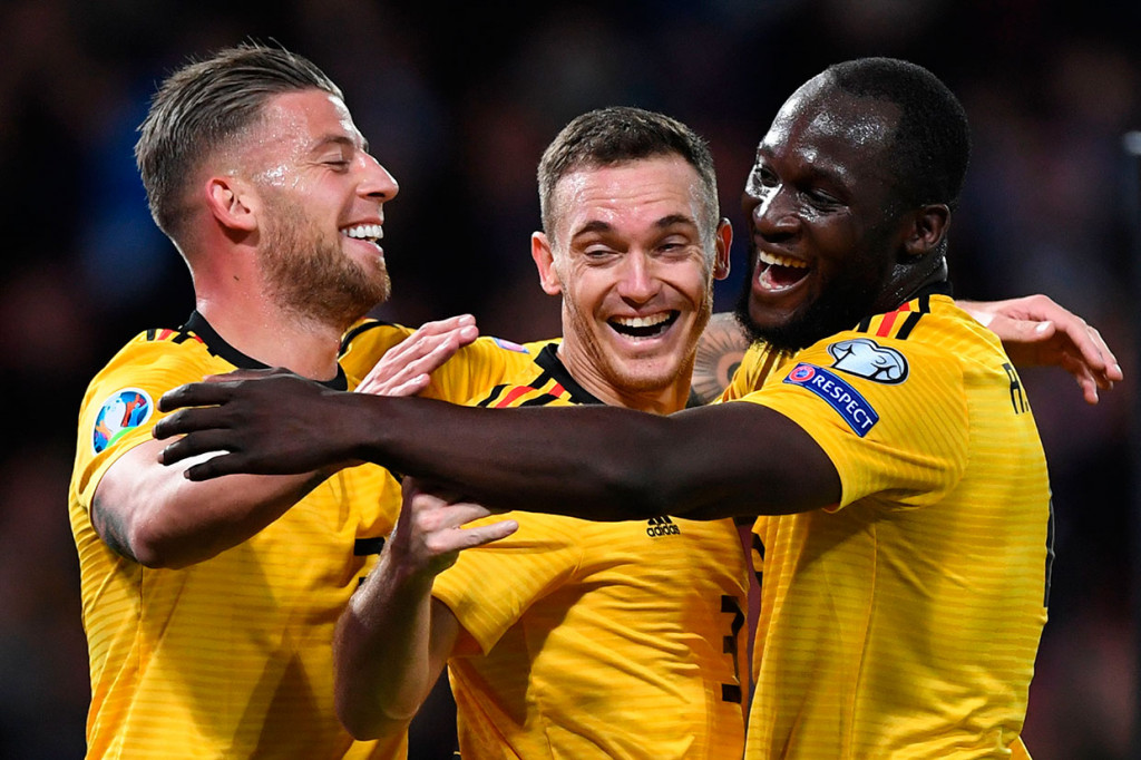 Thomas Vermaelen menggandakan keunggulan tim tamu pada menit ke-24 menyambut umpan silang de Bruyne.