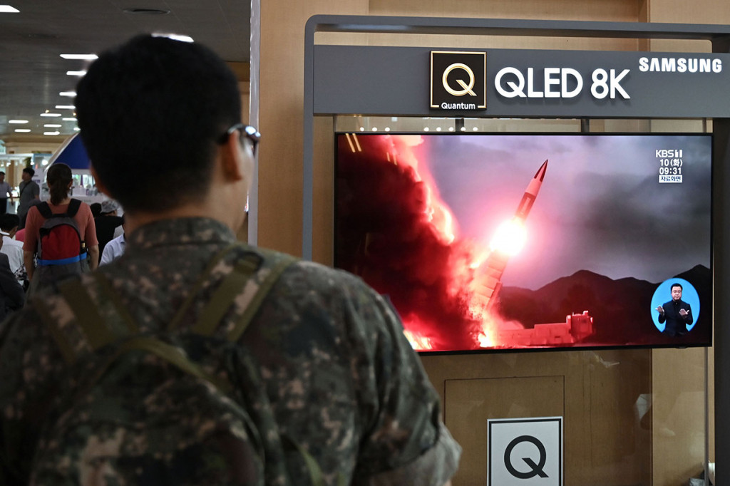 Korut pada Selasa, 10 September menembakkan proyektil ke arah laut, beberapa jam setelah Pyongyang menyatakan kembali bersedia mengadakan pembicaraan tingkat kerja dengan Amerika Serikat pada akhir September.