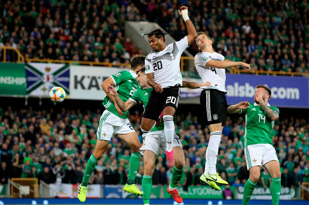 Jerman tampil menyerang sejak awal laga, dan racikan pelatih Joachim Loew dengan foramsi 4-2-3-1 mampu membuat Irlandia Utara kewalahan. Namun hingga babak pertama berakhir belum ada gol yang tercipta.