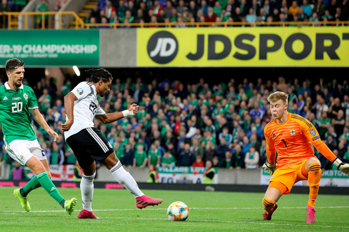 Serge Gnabry menggandakan keunggulan tim tamu pada masa injury time. 