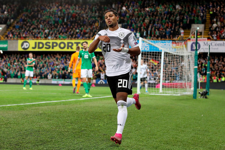Gnabry melakukan selebrasi usai menjebol gawang Irlandia Utara. Gol Gnabry menjadi gol terakhir pada laga tersebut.