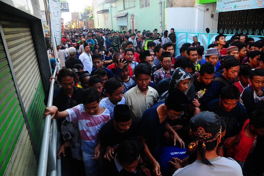 Warga antre untuk mendapatkan nasi jangkrik saat puncak acara Bukak Luwur Sunan Kudus di kawasan Masjid Menara Kudus, Jawa Tengah, Selasa, 10 September 2019. 
