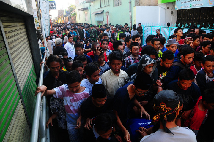 Warga antre untuk mendapatkan nasi jangkrik saat puncak acara Bukak Luwur Sunan Kudus di kawasan Masjid Menara Kudus, Jawa Tengah, Selasa, 10 September 2019. 