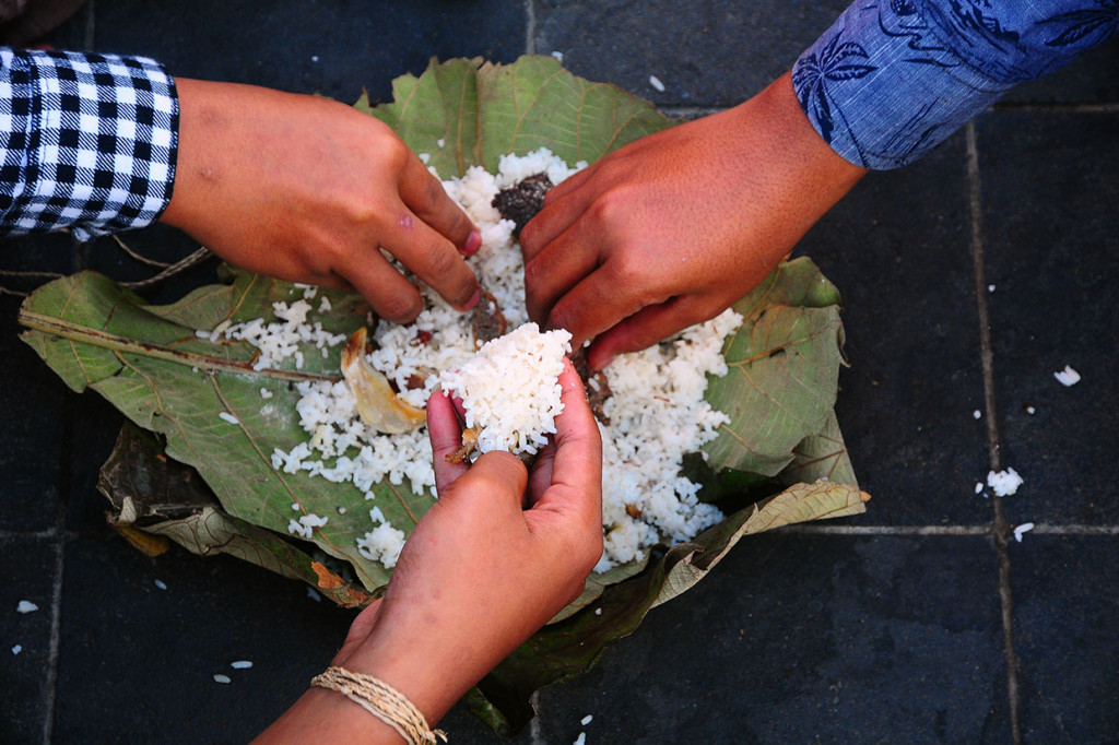 Pembagian nasi jangkrik kepada warga sebagai bentuk syukur kepada Tuhan Yang Maha Esa atas berkah sandang dan pangan serta mengajarkan untuk saling berbagi. 