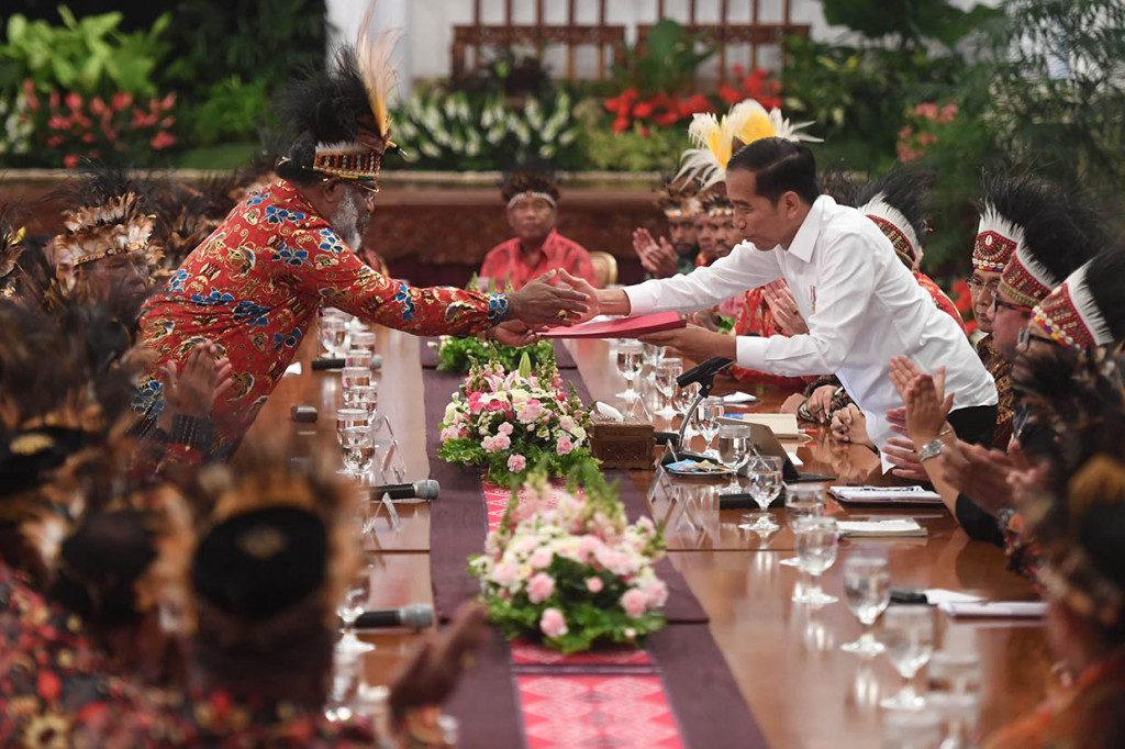 Menanggapi hal itu, Jokowi pun memastikan permintaan untuk membangun Istana di Jayapura dapat dipenuhi dan akan dibangun mulai tahun depan.