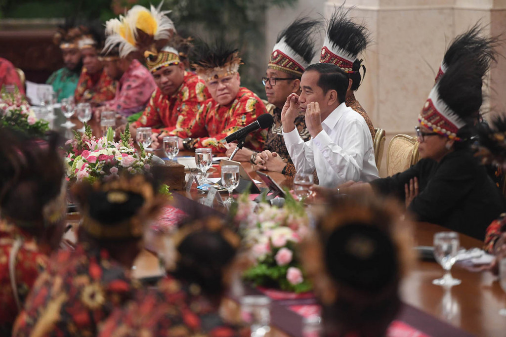 Perwakilan tokoh Papua yang juga Ketua DPRD Jayapura Abisai Rollo meminta Presiden tidak khawatir mengenai ketersediaan lahan. Sebab, ia mengaku siap menyumbangkan lahannya seluas 10 hektar untuk membangun Istana di Jayapura.